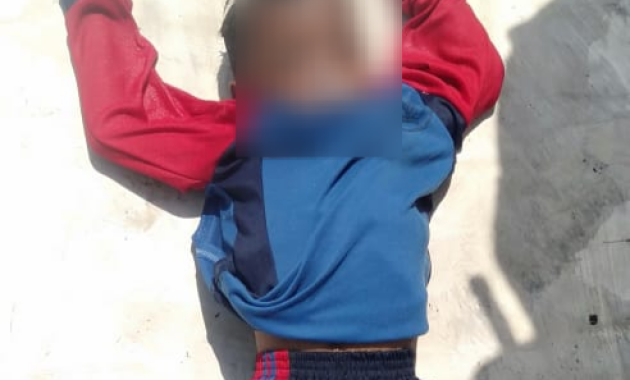 Kondisi jenazah bocah 6 tahun yang meninggal di perairan Jembatan Batu, Kota Baubau, Sulawesi Tenggara (Sultra) saat pertama kali ditemukan, Selasa (5/10/2021). Foto/ist