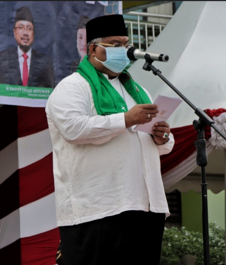 Gubernur Sulawesi Tenggara (Sultra) Ali Mazi saat memberikan sambutan pada upacara Hari Santri Nasional (HSN) di Pesantren Ummusshabri Kendari, Jumat (22/10/2021). Foto/rmh/bentaratimur.id