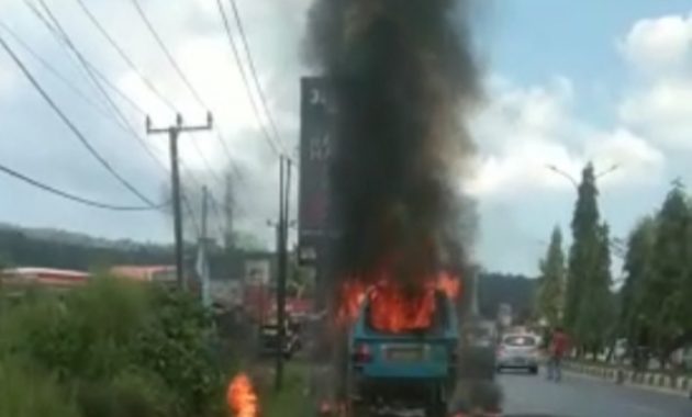 Satu unit mobil pete-pete hangus terbakar di Jalan H. Alala, Kelurahan Watuwatu, Kecamatan Kendari Barat, Kota Kendari, Provinsi Sulawesi Tenggara (Sultra), Sabtu (23/10/2021). Foto/ist