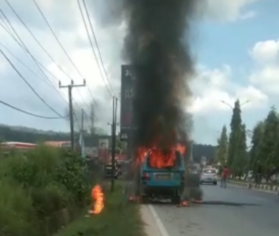 Satu unit mobil pete-pete hangus terbakar di Jalan H. Alala, Kelurahan Watuwatu, Kecamatan Kendari Barat, Kota Kendari, Provinsi Sulawesi Tenggara (Sultra), Sabtu (23/10/2021). Foto/ist