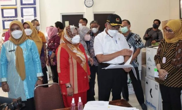 Menko PMK Muhadjir Effendi (baju putih) saat melakukan pengecekan stok vaksin di gudang Dinas Kesehatan Sulawesi Tenggara, Kamis (21/10/2021). Foto/rmh/bentaratimur.id