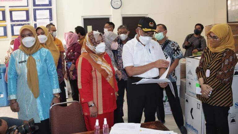 Menko PMK Muhadjir Effendi (baju putih) saat melakukan pengecekan stok vaksin di gudang Dinas Kesehatan Sulawesi Tenggara, Kamis (21/10/2021). Foto/rmh/bentaratimur.id