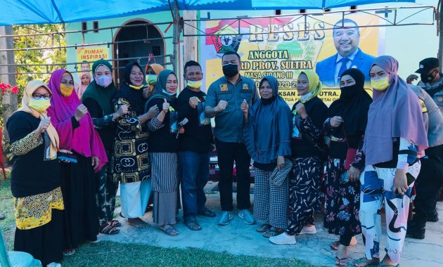 Anggota DPRD Sultra, Aksan Jaya Putra (tengah) berfoto bersama warga Kelurahan Watubangga, Kecamatan Baruga, Kota Kendari, usai melakukan reses, di kelurahan itu, Rabu (6/10/2021). Foto/ist