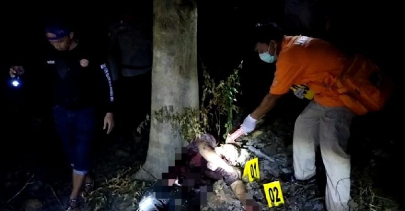 Sosok mayat laki-laki dalam kondisi bersimbah darah ditemukan di perkebunan jati warga Desa Sumber Rejeki, Kecamatan Watubangga, Kabupaten Kolaka, Sulawesi Tenggara (Sultra), Kamis (7/10/2021) malam. Foto/ist