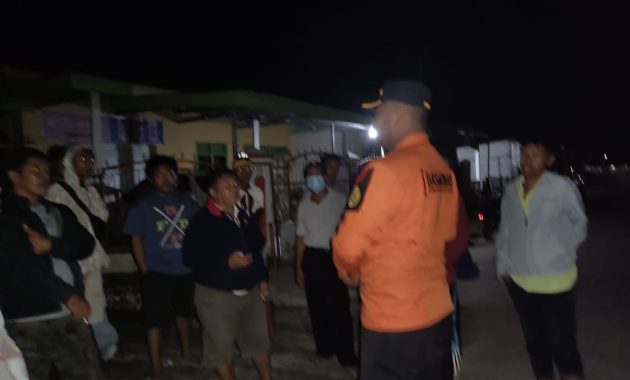 Tim SAR Raha bersama warga dan personil Polsek Mawasangka saat melakukan persiapan untuk mencari warga Buteng yang hilang saat berburu ayam hutan di hutan Kumalona, Jumat (8/10/2021) malam. Foto/ist
