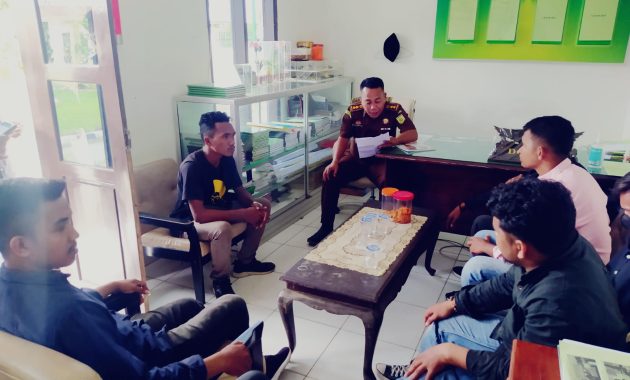 Mahasiswa yang mengatasnamakan diri Barisan Aktivis Keadilan (Bakin) Sulawesi Tenggara (Sultra) dan Aliansi Mahasiswa Pemuda Mubar bertandang ke Kejati Sultra untuk melaporkan proses lelang di ULP Setda Muna Barat, Senin (11/10/2021). Foto/rmh/bentaratimur.id