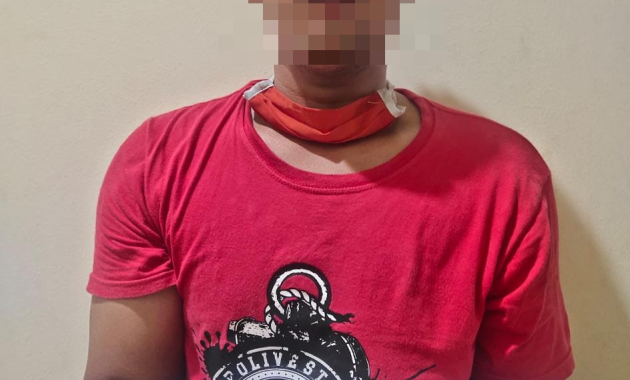 Muslimin saat diamankan oleh Dit Res Narkoba Polda Sultra saat melakukan transaksi sabu di Jalan Pieere Tendean, Kecamatan Baruga, Kota Kendari, Sabtu (30/10/2021). Foto/ist