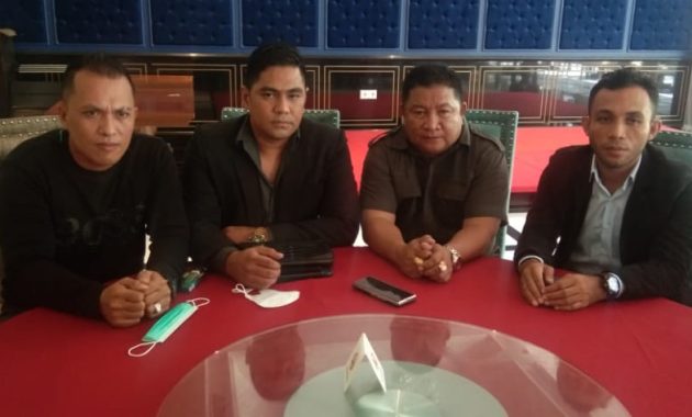 Ketua APDESI Sultra, inisial T (kedua dari kanan) bersama tim kuasa hukumnya saat memberikan keterangan dihadapan awak media di Kendari, Minggu (31/10/2021), terkait tudingan menghamili seorang wanita. Foto/rmh/bentaratimur.id