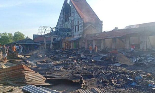 Kondisi Pasar Sentral Wakuru pasca terjadinya kebakaran yang menghanguskan 85 bangunan, Selasa (5/10/2021) malam. Foto/ist