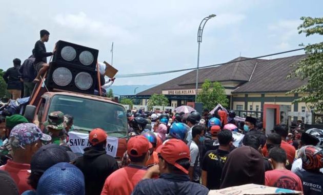 Ratusan masyarakat Kabupaten Kolaka Timur (Koltim) melakukan aksi demonstrasi di Kantor DPRD setempat, Senin (4/10/2021). Foto/ist