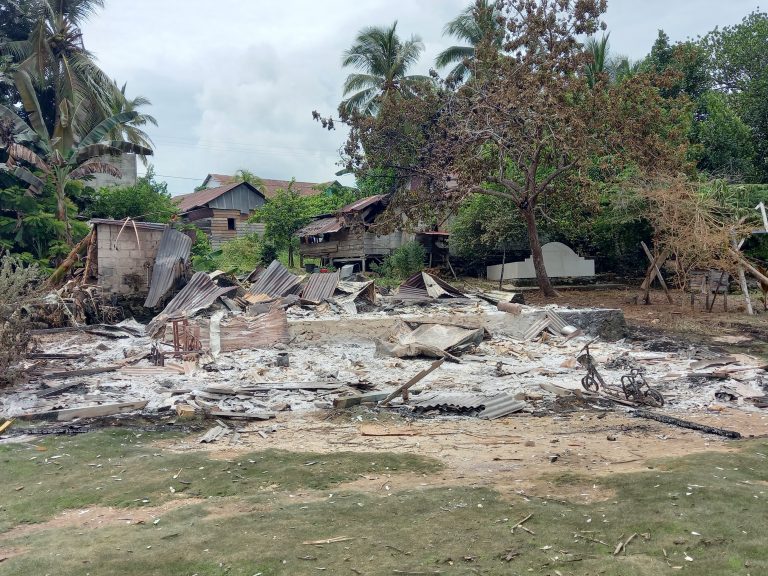 Puing-puing rumah warga yang terbakar akibat kerusuhan di Desa Lasalimu Pantai, Kecamatan Lasalimu Selatan, Kabupaten Buton, Sulawesi Tenggara (Sultra), Selasa (23/11/2021). Foto/ist