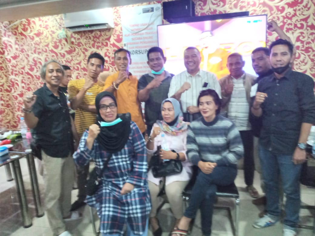 Pengurus Pimpinan Kecamatan (PK) Partai Golkar se-Kota Kendari menggelar pertemuan dengan Wakil Ketua Komisi III DPRD Sulawesi Tenggara (Sultra), Aksan Jaya Putra, di salah satu warung makan, Selasa (2/11/2021). Foto/ist
