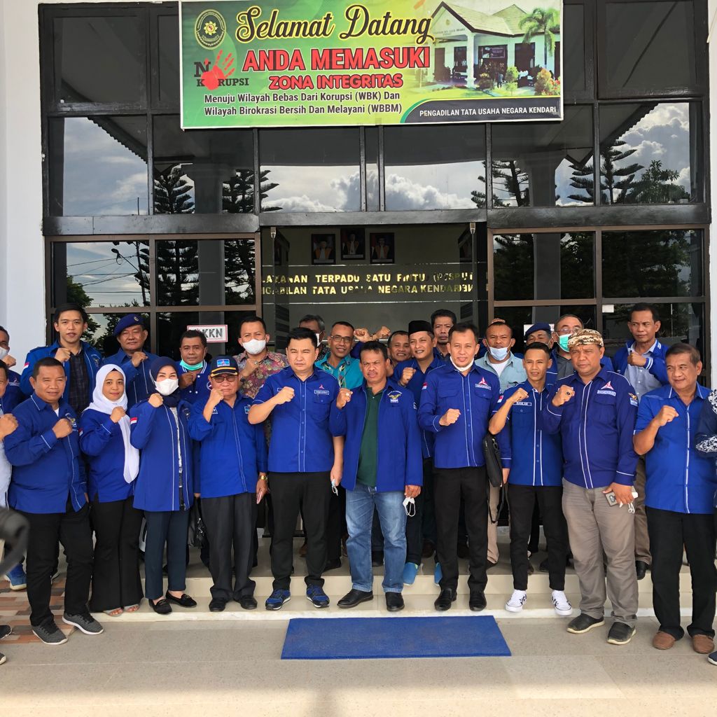 Rombongan Dewan Pimpinan Daerah (DPD) Partai Demokrat Sulawesi Tenggara (Sultra) mendatangi Pengadilan Tata Usaha Negara (PTUN) Kendari pada Kamis (11/11/2021). Foto/rmh/bentaratimur.id