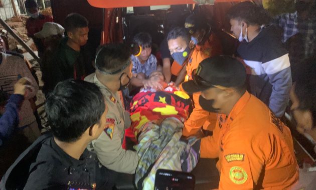 Tim Basarnas Kendari saat mengevakuasi seorang lansia bernama Lakuo (80) yang dilaporkan hilang sejak tiga hari lalu di dalam hutan Kecamatan Besulutu, Kabupaten Konawe, Sulawesi Tenggara (Sultra) usai ditemukan pada Sabtu (13/11/2021). Foto/ist