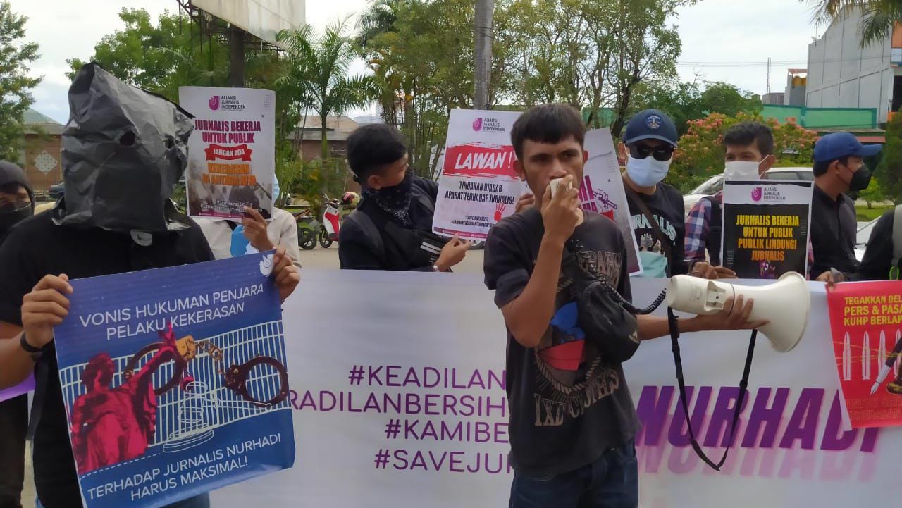 Aliansi Jurnalis Independen (AJI) Kendari dan komunitas pers menggelar aksi demonstrasi di Kejaksaan Tinggi (Kejati) Sulawesi Tenggara (Sultra), Rabu (1/12/2021). Foto/rmh/bentaratimur.id