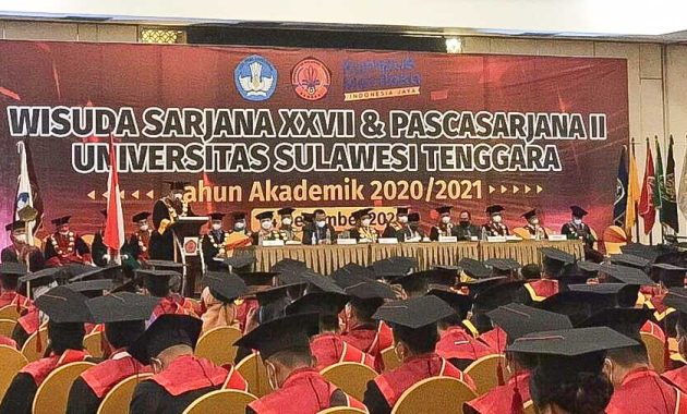 Universitas Sulawesi Tenggara (Unsultra) saat mewisuda 294 mahasiswa dan mahasiswi di salah satu hotel di Kota Kendari, Selasa (14/12/2021). Foto/rmh/bentaratimur.id