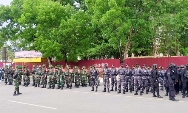 Ribuan aparat TNI/Polri saat menggelar apel gelar pasukan di depan Kantor Wali Kota Kendari untuk pengamanan malam tahun baru 2022 di wilayah Kota Kendari, Jumat (31/12/2021). Foto/ist
