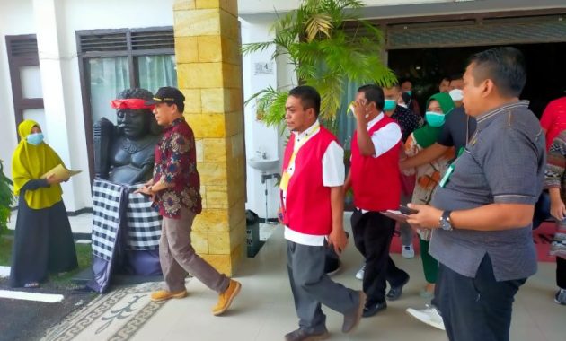 Tiga tersangka kasus mafia tanah Universitas Halu Oleo Kendari resmi di tahan, Jumat (28/1/2022). Ketiga tersangka ditahan di Rutan Kelas IIA Kendari. Foto/ist