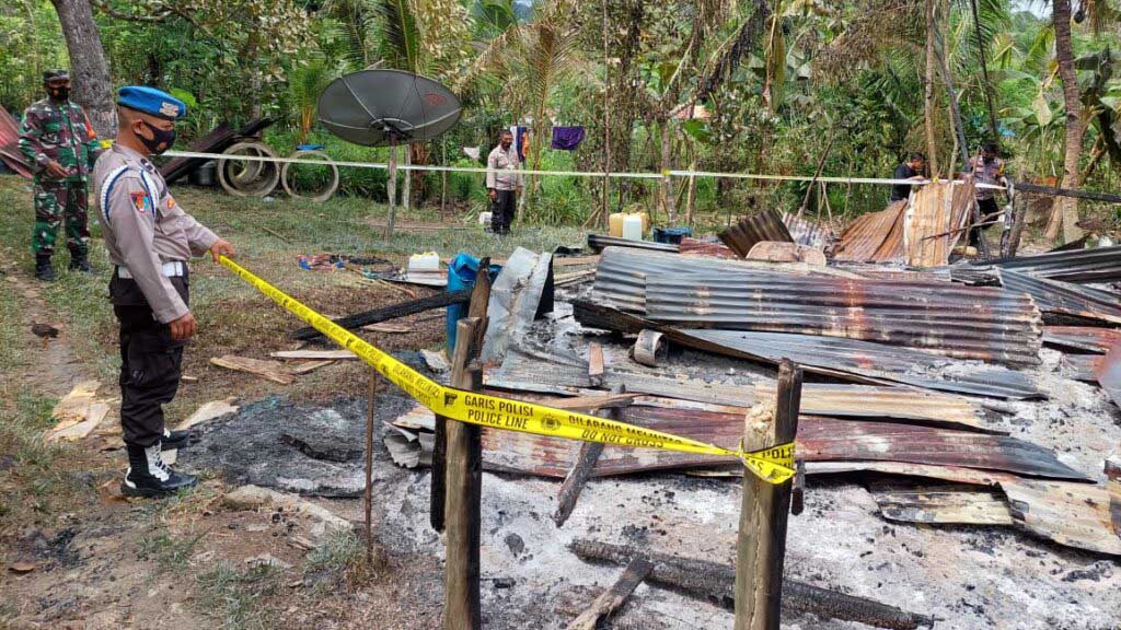 Rumah pasangan suami istri, IL (60) dan LA (55) di Desa Tanjung Tiram, Kecamatan Moramo Utara, Kabupaten Konsel dibakar warga, Minggu (2/1/2022). Foto/ist