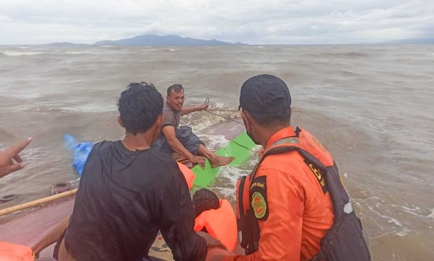 Tim Rescue Pos SAR Kolaka saat berangkat menuju lokasi kecelakaan perahu yang terbalik di perairan Totobo, Kecamatan Pomalaa, Kabupaten Kolaka, dengan menggunakan rubber boat untuk memberikan bantuan SAR, Rabu (19/1/2022). Foto/ist