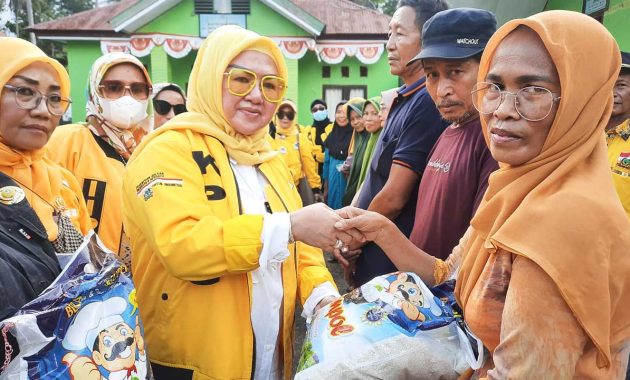 Ketua Kesatuan Perempuan Partai Golkar Provinsi Sulawesi Tenggara, Rusiawati Abunawas memberikan bingkisan sembako kepada warga kurang mampu di empat desa, di Kecamatan Motui, Kabupaten Konawe Utara (Konut), Jumat (28/1/2022). Foto/rmh/bentaratimur.id
