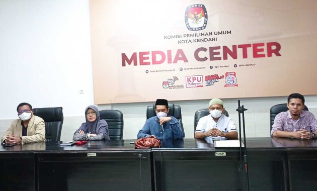 Komisi Pemilihan Umum (KPU) Kota Kendari menggelar rapat pleno rekapitulasi pemutakhiran daftar pemilih berkelanjutan periode Januari 2022, di aula media center KPU setempat, Jumat (28/1/2022). Foto/ist