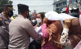 Tuntut Pembebasan Tiga Warga Wawonii, Emak-emak Saling Dorong dengan Polisi