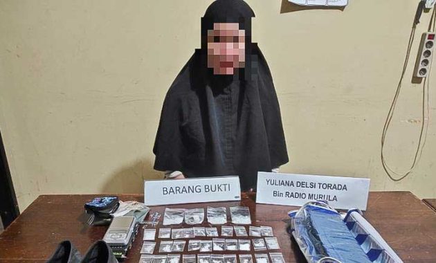 YD (35), ibu rumah tangga yang ditangkap karena menjadi pengedar sabu saat diamankan di Polda Sultra, Rabu (2/2/2021). Foto/ist