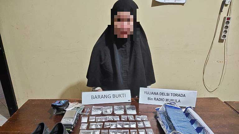 YD (35), ibu rumah tangga yang ditangkap karena menjadi pengedar sabu saat diamankan di Polda Sultra, Rabu (2/2/2021). Foto/ist