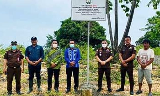 Penyidik Kejaksaan Tinggi Sulawesi Tenggara saat melakukan penyitaan sebidang tanah dengan luas 3.332 meter persegi di kelurahan Toronipa, Kecamatan Soropia, kabupaten Konawe, Kamis (3/2/2021). Foto/ist