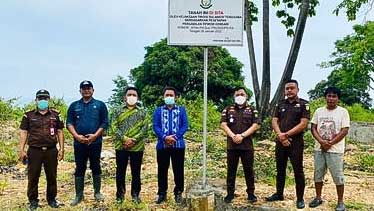 Penyidik Kejaksaan Tinggi Sulawesi Tenggara saat melakukan penyitaan sebidang tanah dengan luas 3.332 meter persegi di kelurahan Toronipa, Kecamatan Soropia, kabupaten Konawe, Kamis (3/2/2021). Foto/ist