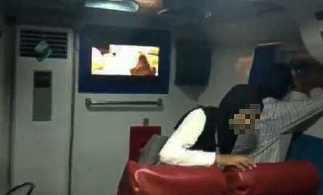 Televisi di ruangan kapal Ekspress Bahari V rute Kendari - Baubau yang menampilkan film dewasa tanpa sensor, Rabu (2/2/2022). Foto/screenshoot video