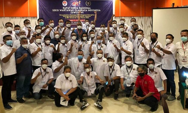 Foto bersama Ketua PWI Pusat, Atal S Depari bersama para peserta Seksi Wartawan Olahraga (SIWO) se-Indonesia usai pembukaan Rapat Kerja Nasional SIWO di salah hotel di Kendari, Senin (7/2/2022). Foto/ist