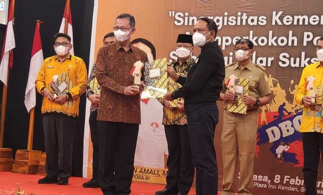 Menteri Pemuda dan Olahraga, Zainuddin Amali (baju hitam) saat menyerahkan penghargaan kepada tujuh gubernur di Indonesia sebagai Kepala Daerah Inisiator Olahraga Indonesia 2022, di salah satu hotel di Kota Kendari, Selasa (8/2/2022). Foto/rmh/bentaratimur.id
