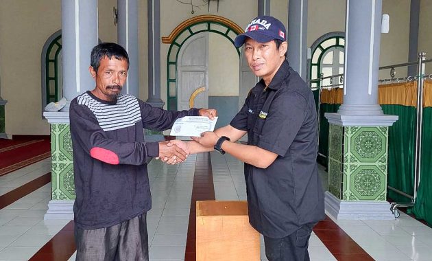 Liasion officer Aksan Jaya Putra, Nanang Suptraman (kanan) menyerahkan bantuan uang tunai untuk pembangunan Masjid Baitul Makmur, di Kelurahan Mataiwoi, Kecamatan Wua-wua, Kota Kendari, kepada Jabir selaku Ketua RT 09 Kelurahan Mataiwoi, Selasa (8/2/2022). Foto/ist