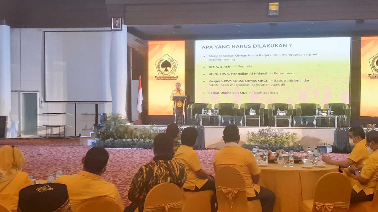 Ketua Badan Pemenangan Pemilu Partai Golongan Karya Zainudin Amali menggelar rapat konsolidasi bersama DPD I dan DPD II se-Sulawesi Tenggara di salah satu hotel di Kendari, Selasa (8/2/2022) malam. Foto/rmh/bentaratimur.id