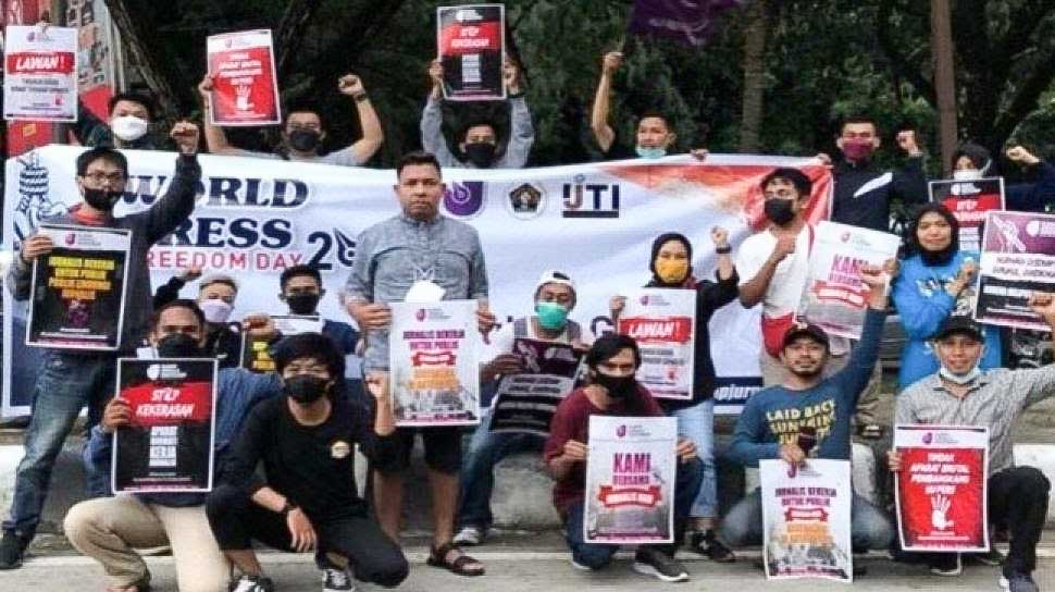 AJI Kendari dan IJTI Sulawesi Tenggara (Sultra) saat melakukan demonstrasi di Mapolda Sultra beberapa waktu lalu, menuntut agar kasus kekerasan terhadap jurnalis di Kota Kendari diselesaikan. Foto/ist