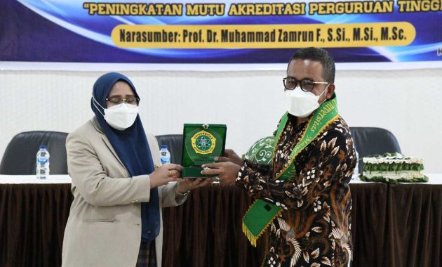 Universitas Mandala Waluya (UMW) menjalin kerjasama dengan Universitas Halu Oleo Kendari, untuk meningkatkan mutu akreditasi pendidikan perguruan tinggi tersebut. Kerjasama ini ditandai penandatanganan nota kesepahaman masing-masing rektor yang berlangsung di aula UMW Kendari, Kamis (10/2/2022). Foto/ist