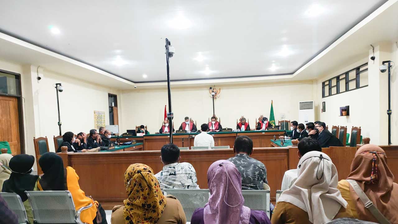 Terdakwa kasus korupsi PT Toshida Indonesia, Yusmin (kameja putih) saat mendengarkan vonis Majelis Hakim di Pengadilan Tindak Pidana Korupsi Kendari, Senin (14/2/2022). Foto/ist