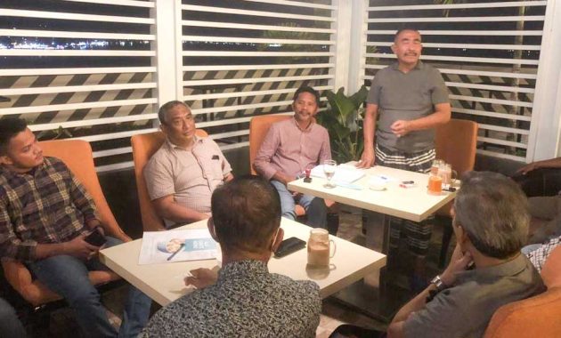 Ketua Pimpinan Daerah Partai Kebangkitan Nusantara (PKN) Provinsi Sulawesi Tenggara (Sultra), Umar Samiun (berdiri) saat memimpin rapat konsolidasi internal bersama pengurus PKN di kabupaten kota se-Sultra, di salah satu hotel di Kota Kendari, Sabtu (19/2/2022) malam. Foto/ist