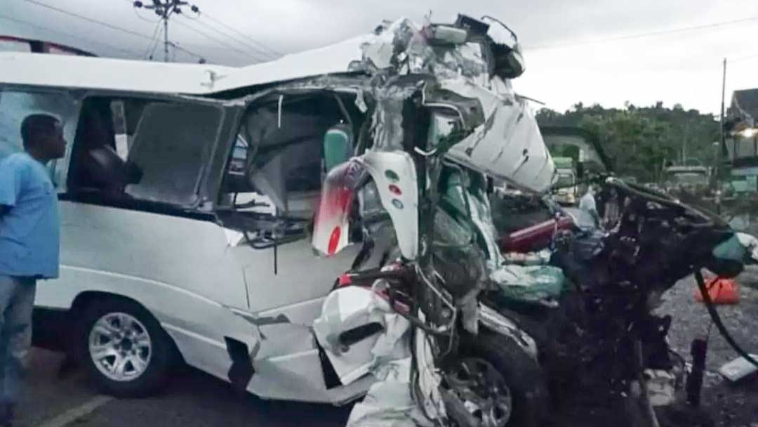 Mobil ambulans pengantar jenazah terlibat kecelakaan dengan mobil truk di Jalan Trans Sulawesi, Desa Cerekang, Kecamatan Malili, Kabupaten Luwu Timur, Sulawesi Selatan, Minggu (20/2/2022) pagi. Foto/ist