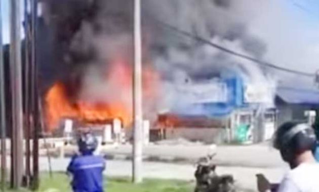 Kebakaran menghanguskan sebuah rumah makan padang yang terletak didekat pintu masuk Rumah Sakit Umum Daerah Kota Kendari, Sabtu (12/3/2022). Foto/R. Hafid/bentaratimur.id
