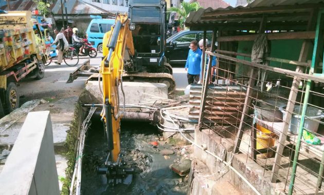 Alat berat yang diturunkan Ketua Fraksi Partai Golkar DPRD Provinsi Sulawesi Tenggara, Aksan Jaya Putra untuk melakukan pengerukan Kali Pasar Kota Kendari, yang berada diantara Kelurahan Dapu-Dapura dan Kelurahan Sanua, Kecamatan Kendari Barat, Jumat (25/3/2022). Foto/ist