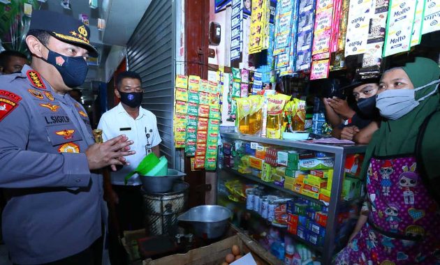 Kapolri Jenderal Listyo Sigit Prabowo saat memantau langsung serta melakukan dialog bersama para pedagang terkait ketersediaan dan harga penjualan minyak curah di Pasar Muntilan, Magelang, Jawa Tengah, Rabu (30/3/2022). Foto/Humas Mabes Polri