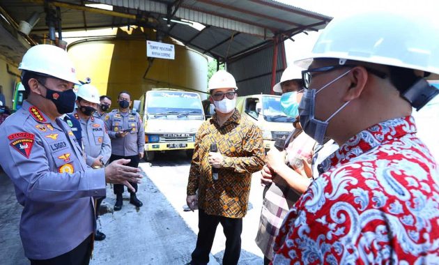 Kapolri Jenderal Listyo Sigit Prabowo meninjau langsung pabrik minyak goreng ke PT Tunas Baru Lampung (TBL), Palembang, Sumatera Selatan (Sumsel), Jumat (1/4/2022). Foto/Humas Mabes Polri