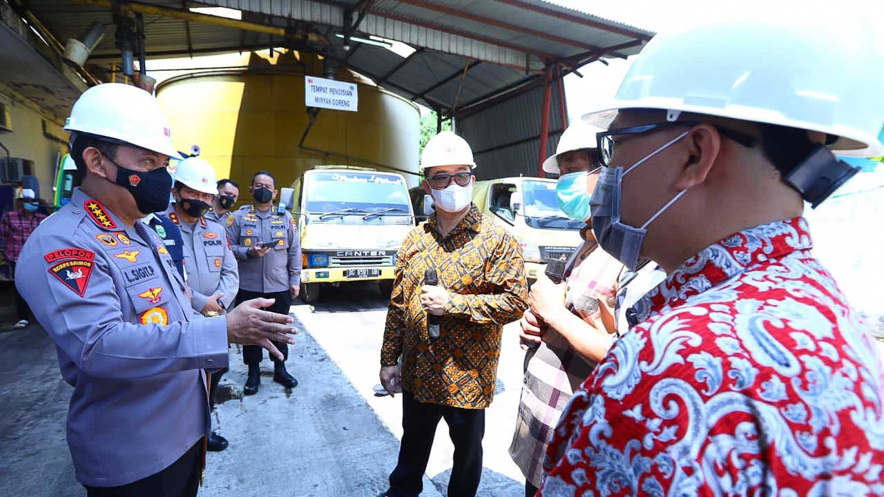 Kapolri Jenderal Listyo Sigit Prabowo meninjau langsung pabrik minyak goreng ke PT Tunas Baru Lampung (TBL), Palembang, Sumatera Selatan (Sumsel), Jumat (1/4/2022). Foto/Humas Mabes Polri