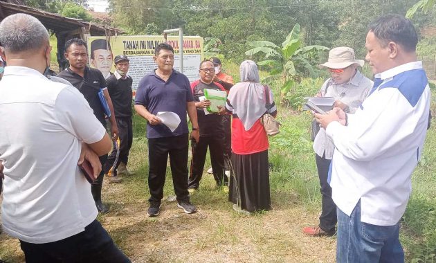 Pengadilan Negeri Kendari saat melaksanakan sidang lapangan pemeriksaan setempat (PS) soal sengketa tanah di Jalan Komjen M Jasin, Kelurahan Mokoau, Kecamatan Kambu, Kota Kendari, dengan pihak penggugat Jufani Yunus Kadir dan tergugat Hj Gunawati Abdul Samad, Jumat (1/4/2022). Foto/R. Hafid/bentaratimur.id