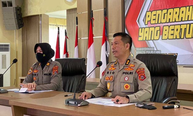 Kabagbinkar Ro SDM Polda Sultra AKBP Zainal Rio Candra Tangkari, didampingi Kasubbag Mutjab BagBinkar AKP Sri Endang Fajar Ningsih memberi pengarahan kepada personel di aula Dachara Polda Sultra, Kendari, Senin (4/4/2022). Foto/ist