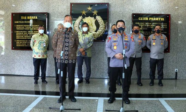 Kapolri Jenderal Listyo Sigit Prabowo bertemu Menperin Agus Gumiwang di Rupatama Mabes Polri, Jakarta Selatan, Senin (4/4/2022). Foto/ist