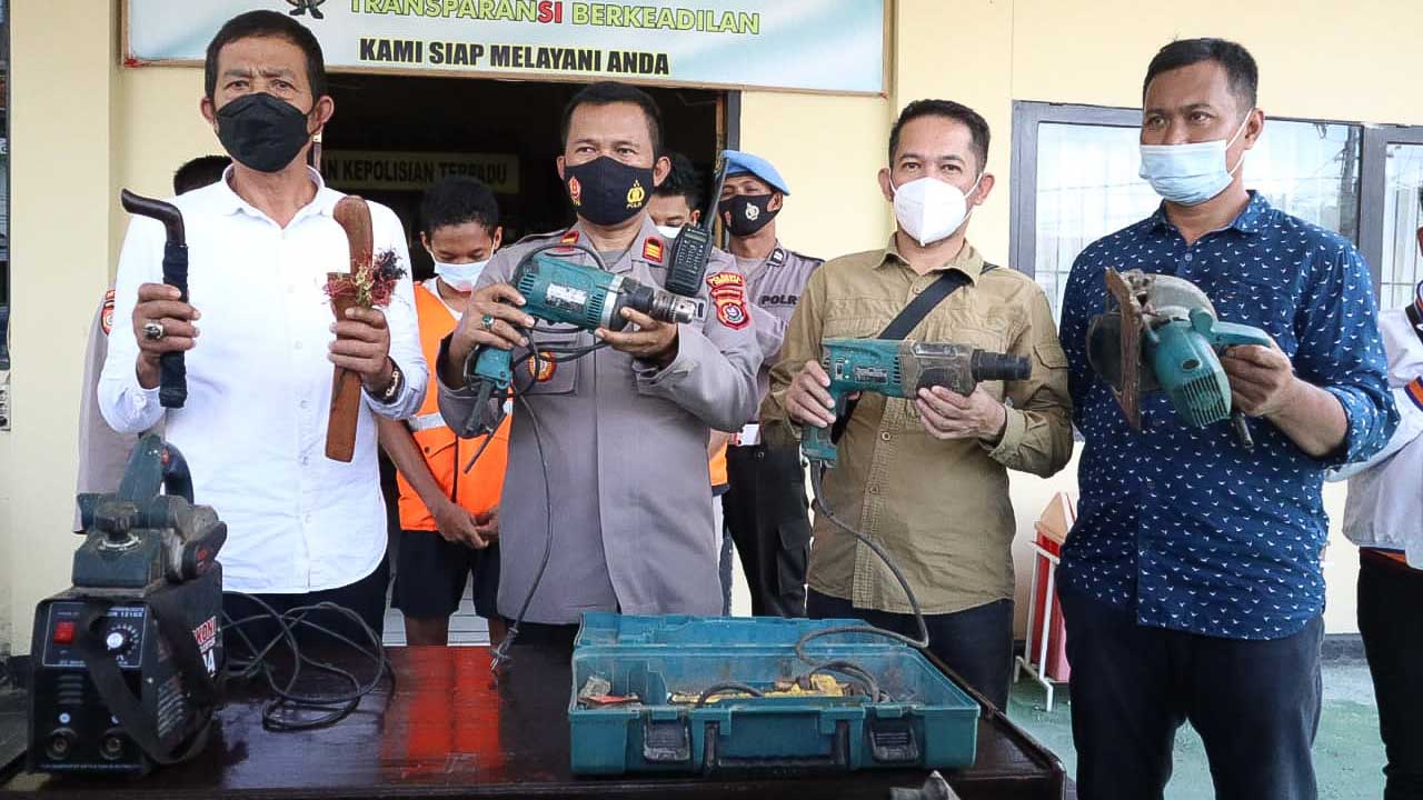 Kapolsek Baruga, AKP Umar (kedua dari kiri) saat memperlihatkan sejumlah barang yang diambil tersangka di dalam sebuah gudang di Jalan Wayong, Kelurahan Lepo-lepo, Kecamatan Baruga, Kota Kendari, pada Senin dini hari, (2/8/2022) sekira pukul 01.40 WITa. Foto/R. Hafid/bentaratimur.id